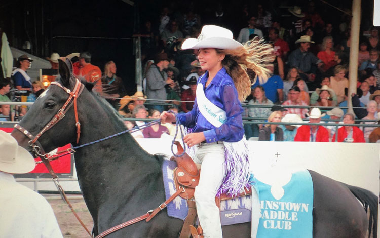 Hailey Frederiksen montando a caballo.